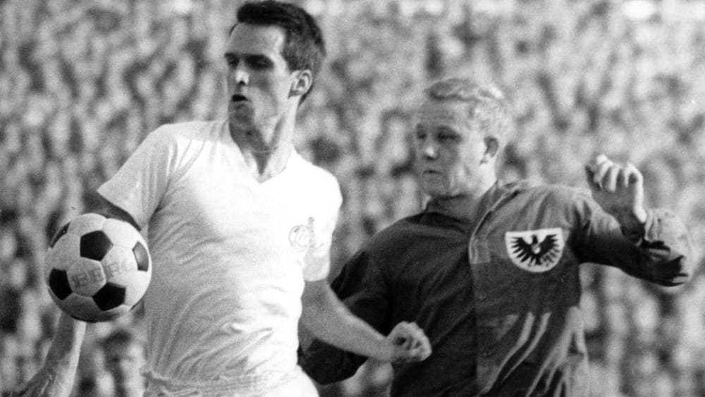 Erstes BL-Duell der Kölner und Münsteraner 1963/64: Wolfgang Overath (li.) wurde in der Premieren-Saison Meister, die Preußen mit Eigentorschütze Dagmar Drewes stiegen als Vorletzter direkt ab.