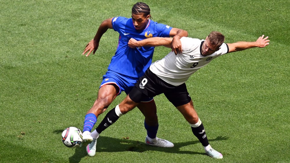Der französische Nationalspieler Loic Badé vom FC Sevilla (hier im Nations-League-Spiel gegen Niclas Füllkrug) soll künftig für Bayer 04 verteidigen.