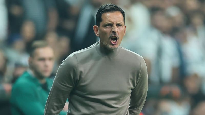 03.10.2024, Fussball UEFA Europa League, Besiktas JK Istanbul - Eintracht Frankfurt, emonline, emspor, v.l., Trainer Dino Toppmöller (Eintracht Frankfurt) gibt Anweisungen, gestikuliert, mit den Armen gestikulieren gives instructions, gesticulate DFL DFB REGULATIONS PROHIBIT ANY USE OF PHOTOGRAPHS AS IMAGE SEQUENCES AND OR QUASI-VIDEO. xdcx *** 03 10 2024, Football UEFA Europa League, Besiktas JK Istanbul Eintracht Frankfurt, emonline, emspor, v l , Coach Dino Toppmöller Eintracht Frankfurt gives instructions, gesticulates, gesticulate with arms gives instructions, gesticulate DFL DFB REGULATIONS PROHIBIT ANY USE OF PHOTOGRAPHS AS IMAGE SEQUENCES AND OR QUASI VIDEO xdcx Copyright: HMBxMedia