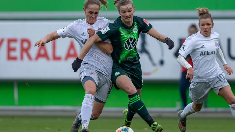 Bayerns Sydney Lohmann im Zweikampf mit Wolfsburgs Alexandra Popp. 
