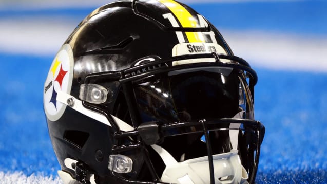 Der Salary Cap bestimmt die Kaderplanung in der NFL, denn jedes Team darf nur eine bestimmte Summe an Spielergehältern ausgeben. Ein Blick auf den aktuell prognostizierten Cap Space für 2026 zeigt, welche NFL-Teams in Zukunft große Investitionen tätigen können - und welche aktuell noch im Minus stecken und bis zum Start des neuen Ligajahres im März ihre Bilanzen auffrischen müssen. Diese Slideshow listet alle 32 Teams laut OverTheCap nach verfügbarem Cap Space.