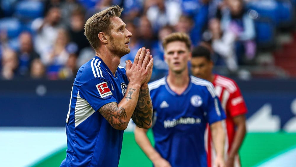 Alle Stoßgebete halfen bisher nicht: Auch Schalke-Angreifer Sebastian Polter wartet noch auf sein erstes Erfolgserlebnis.