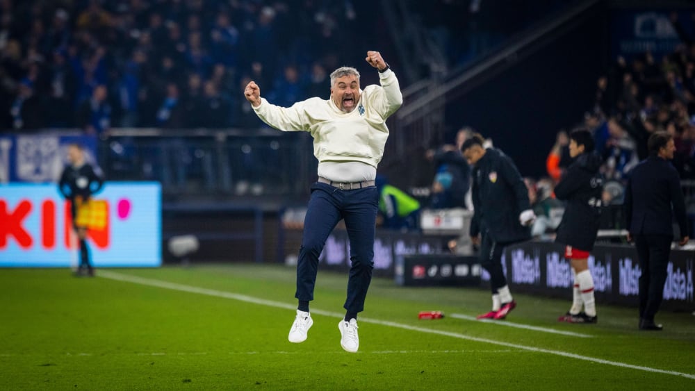 Hob vor Freude ab: Schalke-Trainer Thomas Reis.