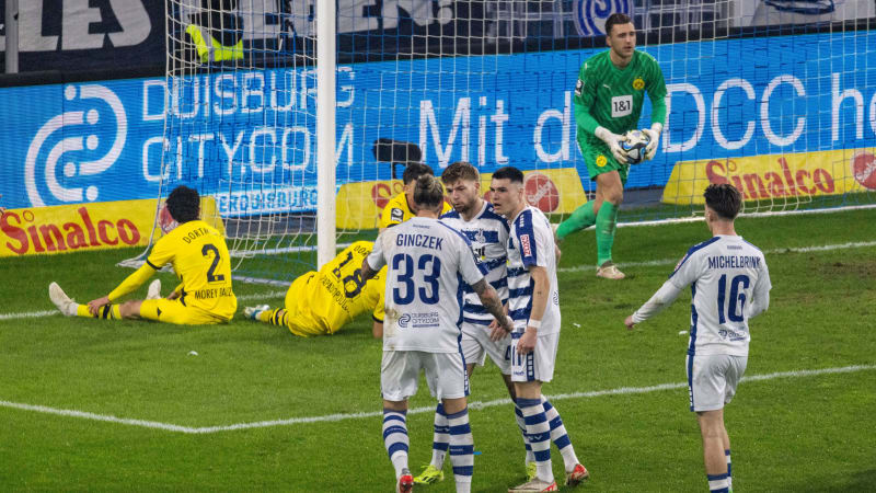 03.03.2024 , Fussball - 3. Liga , MSV Duisburg - BVB Borussia Dortmund II. Torjubel MSV Duisburg nach dem 1:0 durch Alexander Esswein, Dortmunder Spieler am Boden. *** 03 03 2024 , Soccer 3 Liga , MSV Duisburg BVB Borussia Dortmund II Goal celebration MSV Duisburg after the 1 0 by Alexander Esswein, Dortmund player on the ground