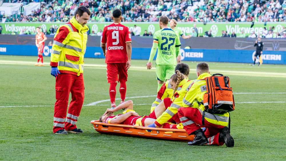 Musste in Wolfsburg vom Platz getragen werden - und fällt nun länger verletzt aus: FSV-Kapitän Silvan Widmer.