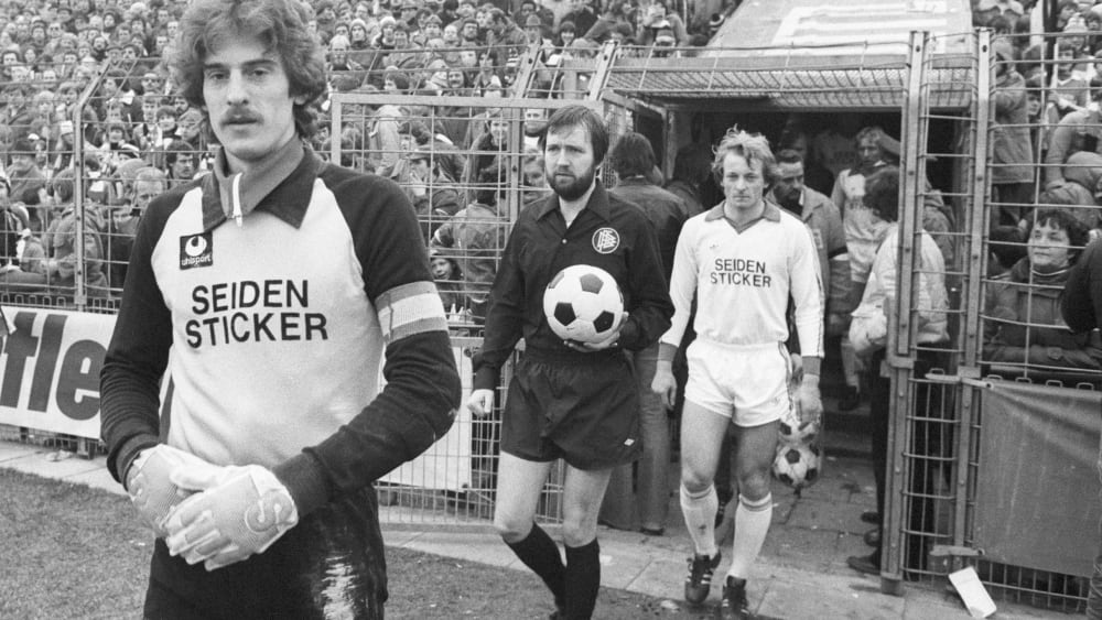 Blieb mit Arminia Bielefeld 1979/80 lange unbesiegt: Keeper Uli Stein (li.). 