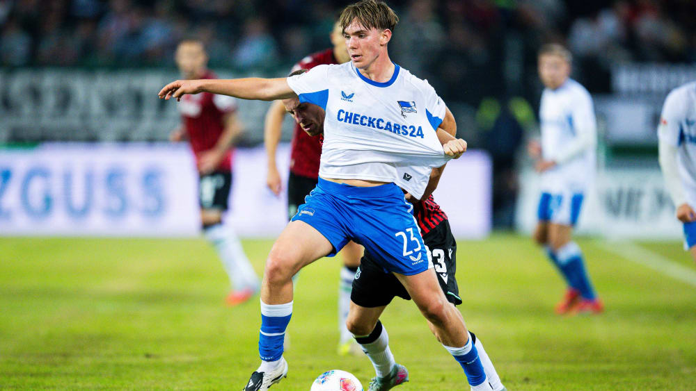 Herthas Kennet Eichhorn (im Zweikampf mit Maurice Neubauer) gab in Hannover ein bemerkenswertes Startelf-Debüt.