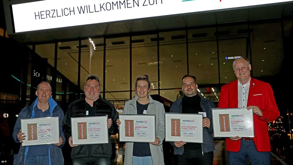 Die Vertreter der Gewinnervereine: Gerd Thomas, Marcel Grabow, Lea Wippermann, Ethem Ebrem, Matthias Nehls.