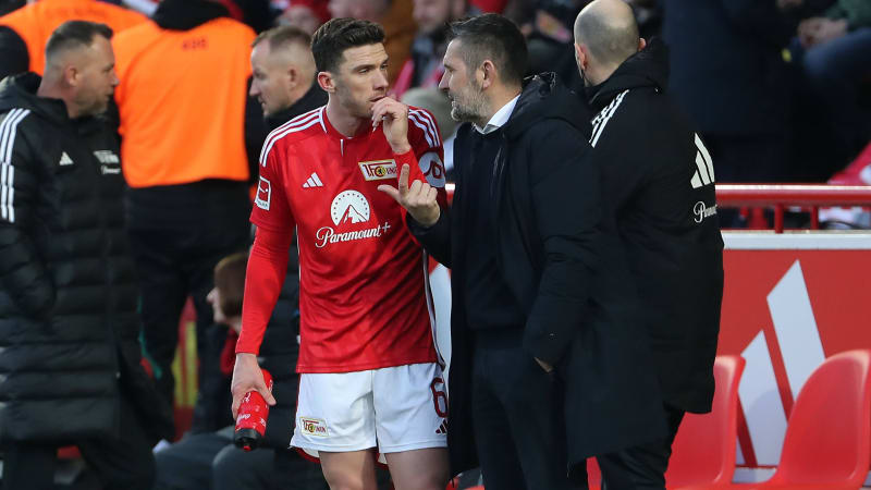 Trainer Nenad Bjelica redet mit Robin Gosens Fußball Fussball Bundesliga Herren DFL 21. Spieltag Saison 2023 2024 10.02.2024 1.FC Union Berlin FCU vs VfL Wolfsburg WOB DFL regulations prohibit any use of photographs as image sequences and or quasi-video. *** Coach Nenad Bjelica talks to Robin Gosens Sport Football Soccer Bundesliga Men DFL 21 Matchday Season 2023 2024 10 02 2024 1 FC Union Berlin FCU vs VfL Wolfsburg WOB DFL regulations prohibit any use of photographs as image sequences and or quasi video