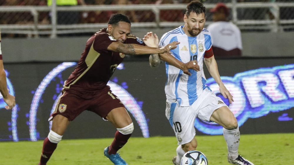 Erstmals nach der Copa America wieder am Ball für Argentinien: Lionel Messi, hier gegen Jose Martinez.