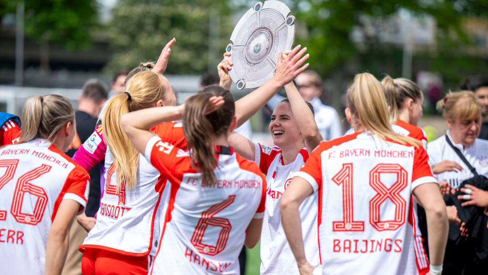 Bayerns Frauenmannschaft feierten mit Pappschale.