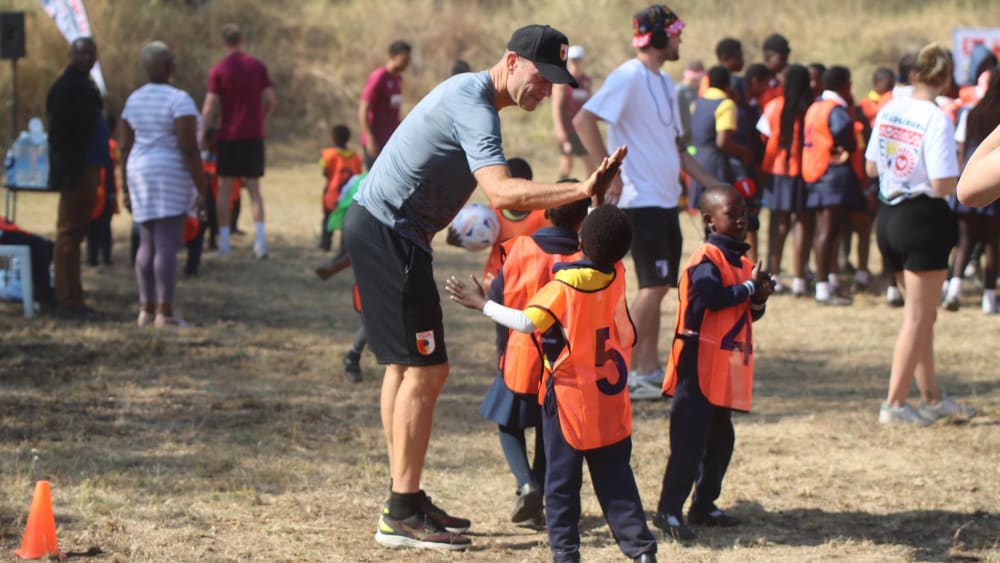 Jess Thorup und der FCA sorgten für leuchtende Kinderaugen: Der Bundesligist initiierte ein Wasserprojekt in einem Township.