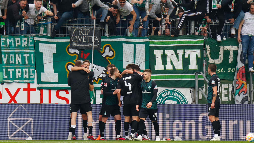Später Matchwinner für Bremen: Niclas Füllrkrug (li.) lässt sich für sein 2:2 in Mainz feiern.