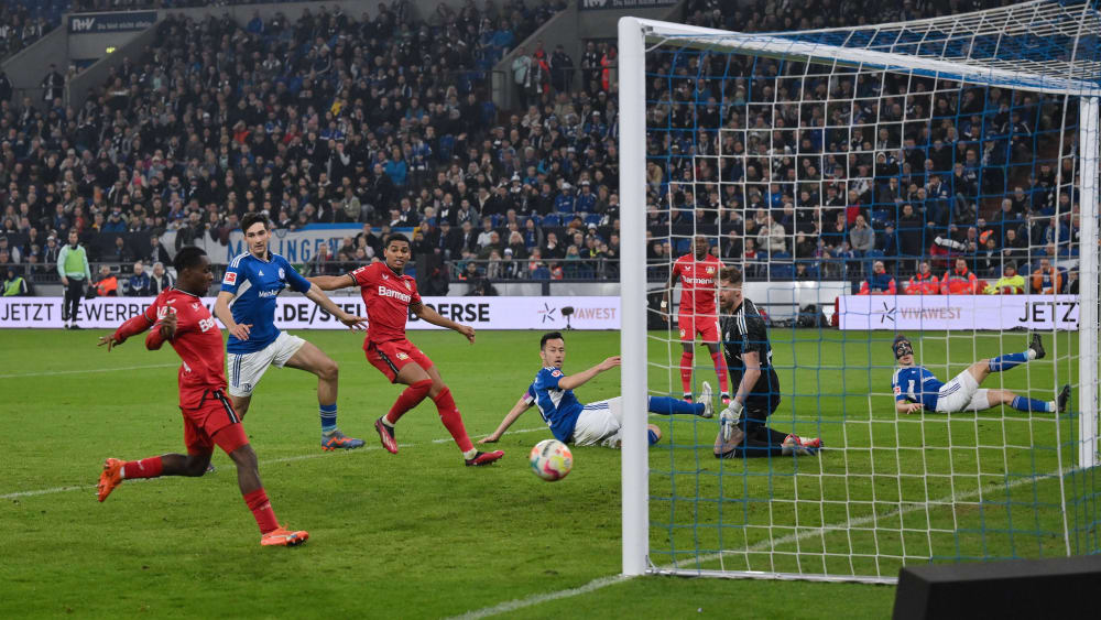 Führungstreffer: Jeremie Frimpong (li.) schiebt zum 1:0 für Leverkusen ein.