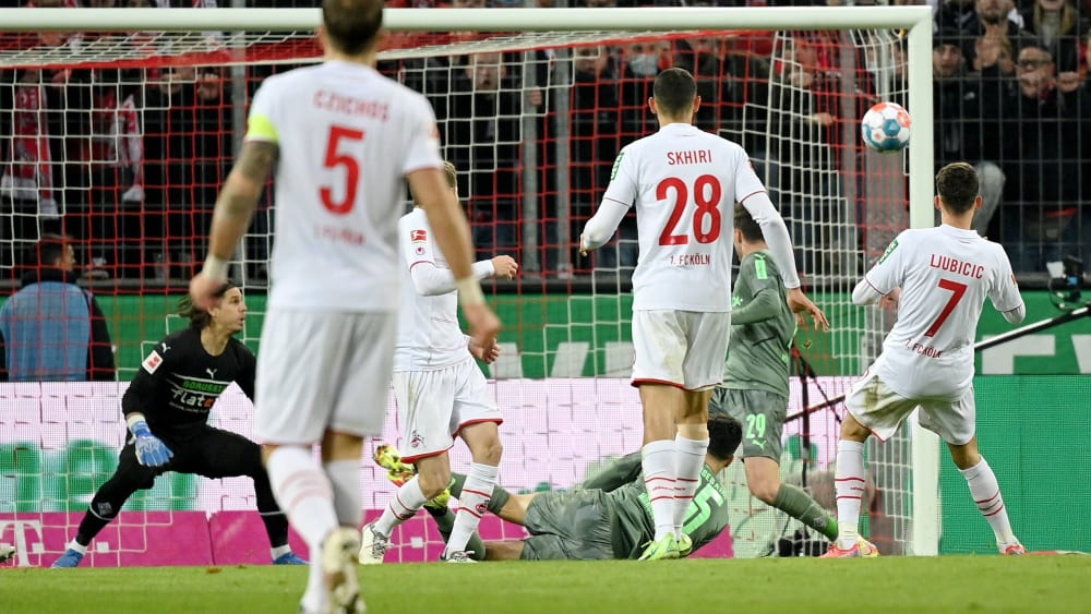 Genau gezielt: Dejan Ljubicic (re.) trifft zum 1:0 für Köln. 
