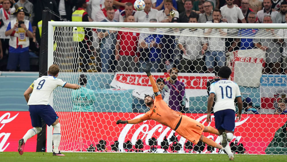 Harry Kane vergibt beim Duell mit Hugo Lloris.