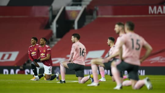 Auch vor der Partie Manchester United gegen Sheffield United gingen die Spieler aufs Knie: Im Kampf gegen Rassismus ist aber noch viel mehr zu tun.