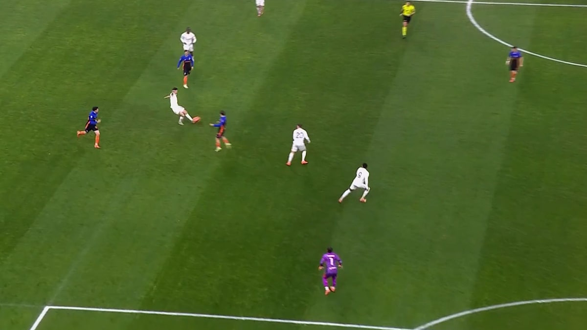 Fataler-Sommer-Fehlpass-Pisa-trifft-aus-der-Distanz