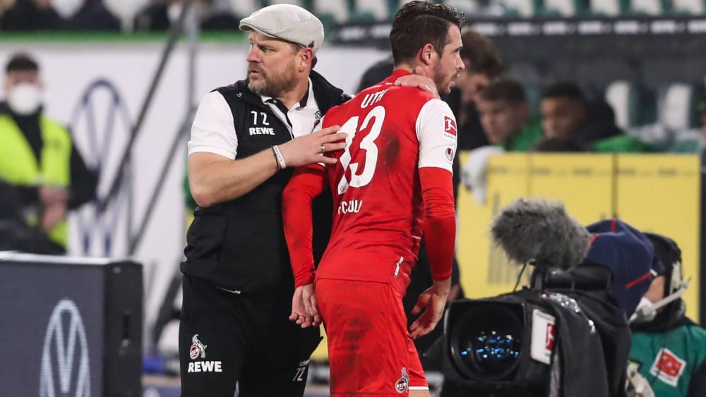 Mark Uth bei seiner Auswechslung mit Kölns Trainer Steffen Baumgart. 