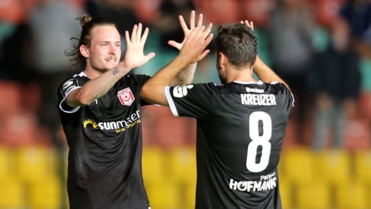 Will künftig im Trikot des VfB Lübeck jubeln: Niklas Kastenhofer (li.)