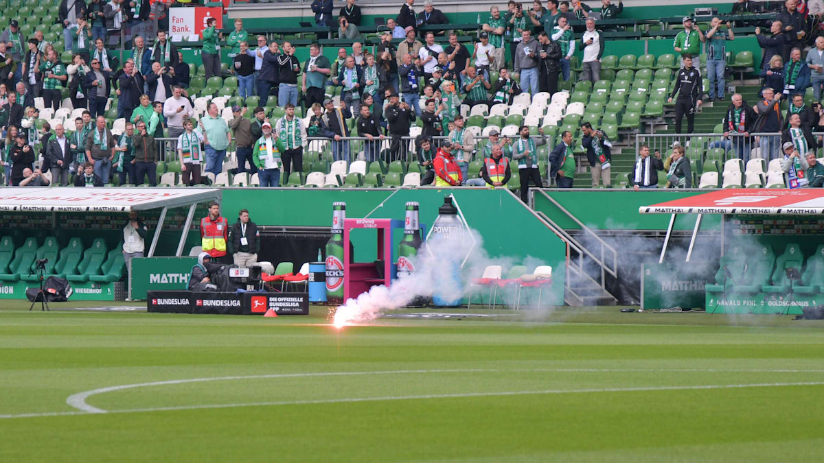 Raketen in Richtung Werder-Fans - DAZN unterbricht Übertragung