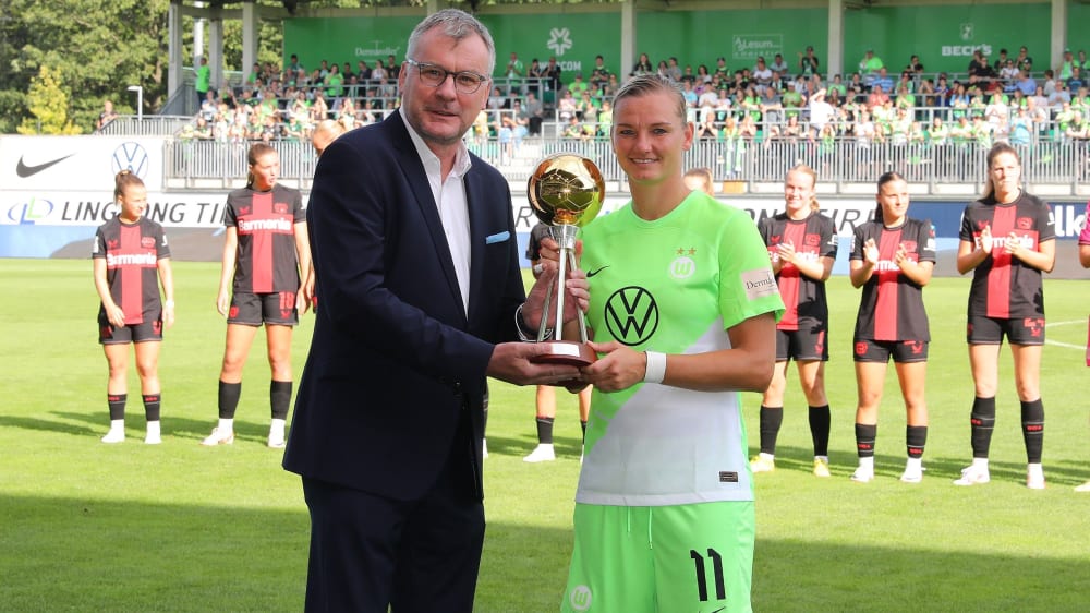 Vor der Partie überreichte kicker-Chefredakteur Jörg Jakob VfL Wolfsburgs Alexandra Popp die Trophäe zur Fußballerin des Jahres.