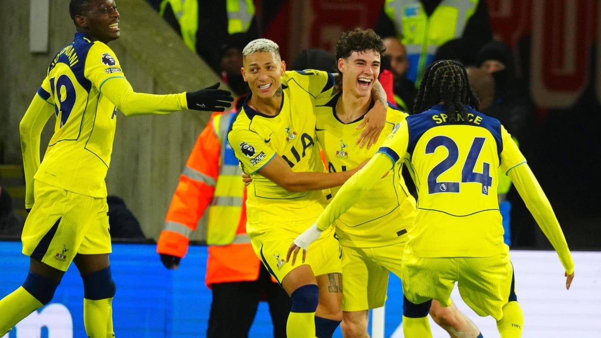 Spurs-holen-Dreier-bei-Palace