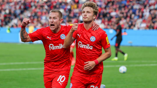 Lewis Holtby und Fiete Arp feiern ein 2:2 in Leverkusen.