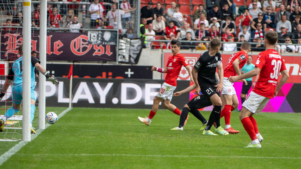 Drückte den Ball über die eigene Linie: Ingolstadts Dominik Franke.
