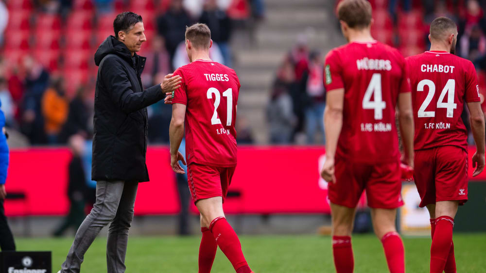 Das liegt der Hase im Pfeffer: Kölns Sportdirektor Christian Keller tröstet nach dem 0:2 gegen Darmstadt Steffen Tigges, Timo Hübers und Jeff Chabot (von links).