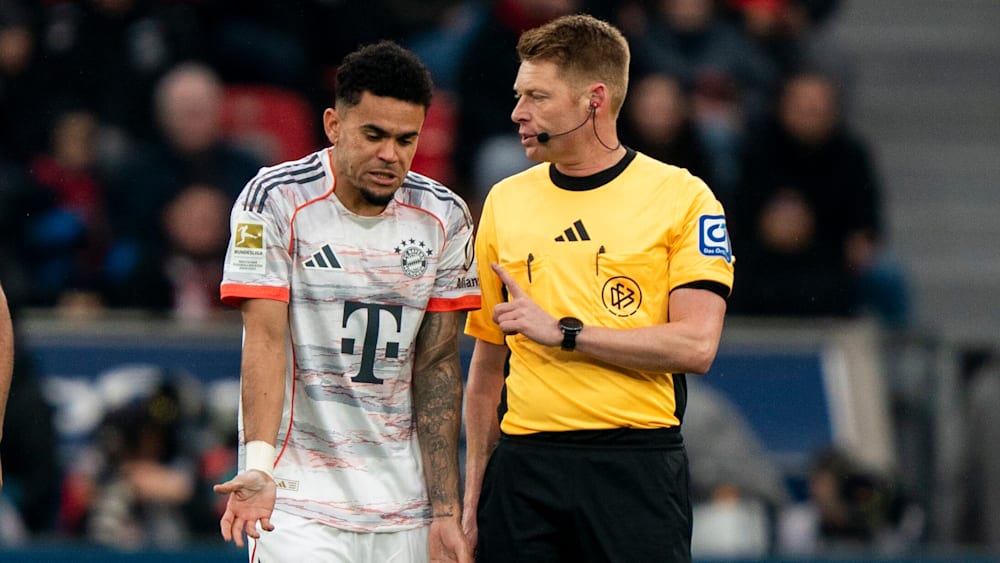 Bayern-Torschütze Luis Diaz diskutiert in Leverkusen mit Schiedsrichter Christian Dingert.