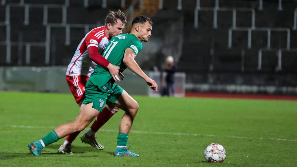 Schwer zu stoppen: Alem Japaur (grün) erzielte gegen die U 23 des FC Bayern München zwei Tore für den FC Augsburg II.