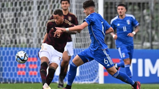 Armindo Sieb und die deutsche U 20 trennten sich Unentschieden von Italien um Gabriele Guarino.