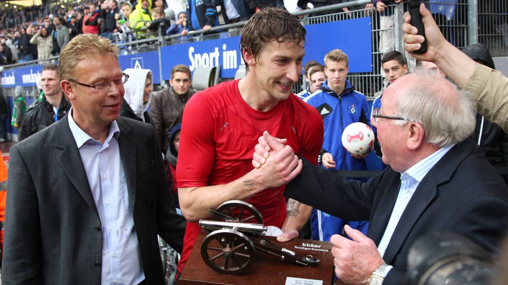 Stefan Kießling erhält 2013 die Torjägerkanone aus den Händen Uwe Seelers.
