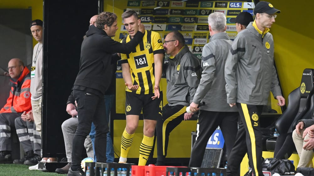 Erst der Kopf, dann der Oberschenkel: Nico Schlotterbeck wurde am Samstag ausgewechselt und musste von BVB-Trainer Edin Terzic getröstet werden.
