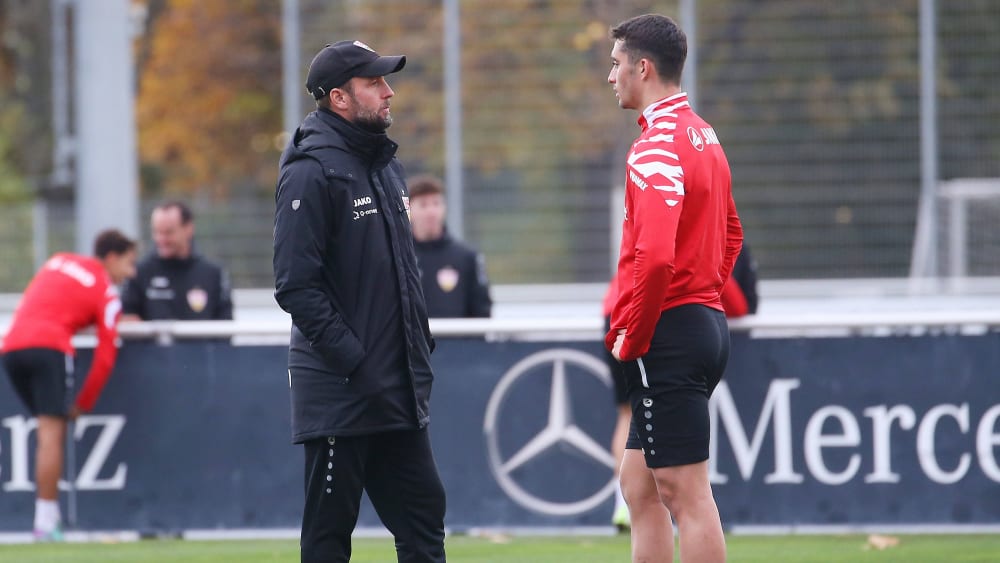 Besprechen die Zukunft: Trainer Sebastian Hoeneß und Sturmtalent Thomas Kastanaras.