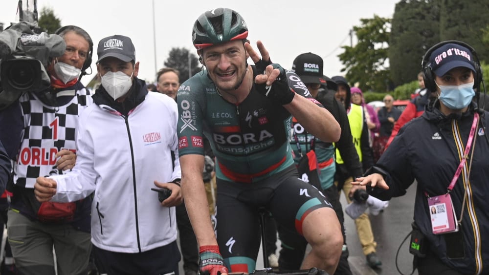 Nico Denz bejubelt seinen zweiten Tagessieg beim Giro.