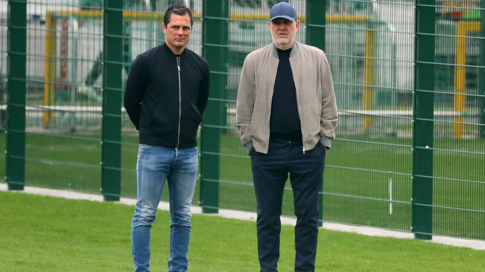 Sportdirektor Marcel Schäfer (li.), der neue starke Mann beim VfL Wolfsburg, und Jörg Schmadtke.