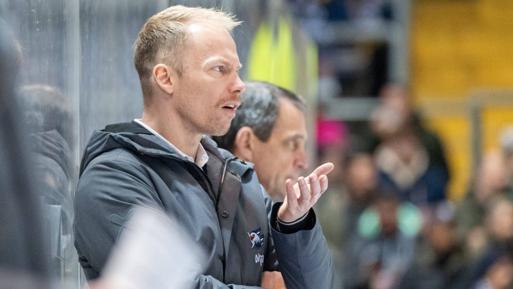 Nach nur sechs Monaten im Amt ist bereits Schluss: Cheftrainer Johan Lundskog muss die Adler Mannheim verlassen.