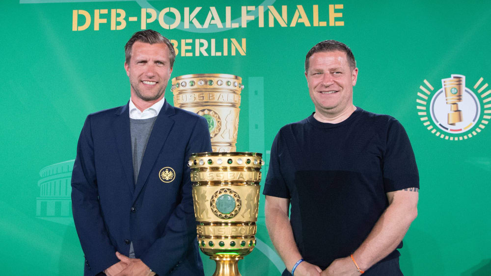 Wer darf ihn behalten? Markus Krösche und Max Eberl am Montag mit dem DFB-Pokal.