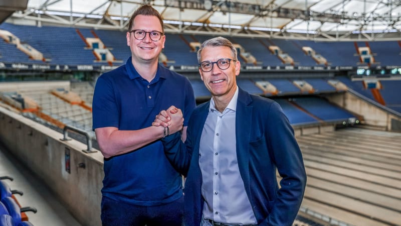 André Hechelmann (l), neuer Sportdirektor beim FC Schalke 04, und Sportvorstand Peter Knäbel, stehen in der Veltins Arena. Der 38 Jahre alte bisherige Chefscout übernimmt damit den Posten, der seit dem Abschied von Schröder im vergangenen Oktober vakant gewesen war.