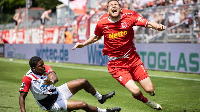 3. Liga: FC Viktoria Köln - SSV Jahn Regensburg, 11.05.2024 Sidny Lopes Cabral (FC Viktoria Köln, 5) foult Oscar Schönfelder (SSV Jahn Regensburg, 7) ; Köln, 11.05.2024, 37. Spieltag der 3. Fußball-Liga, FC Viktoria Köln - SSV Jahn Regensburg im Sportpark Hoehenberg in Köln. Die DFL-Bestimmungen verbieten die Verwendung von Fotografien als Bildsequenzen und oder Quasi-Videos. *** 3 Liga FC Viktoria Köln SSV Jahn Regensburg, 11 05 2024 Sidny Lopes Cabral FC Viktoria Köln, 5 fouls Oscar Schönfelder SSV Jahn Regensburg, 7 Cologne, 11 05 2024, 37 matchday of 3 soccer league, FC Viktoria Köln SSV Jahn Regensburg at Sportpark Hoehenberg in Cologne The DFL regulations prohibit the use of photographs as image sequences and or quasi videos Copyright: xBEAUTIFULxSPORTS LeahxKohringx