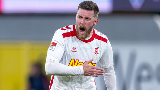 Der Ball will einfach nicht über die Linie: Jahns Christian Kühlwetter macht seinem Ärger in Paderborn Luft.