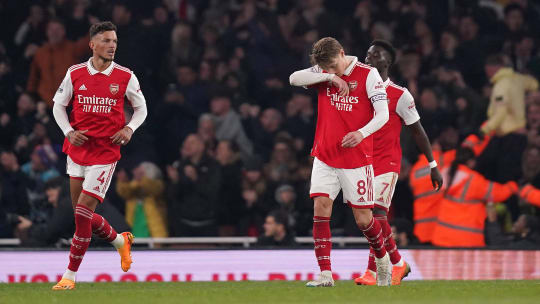 Die Köpfe hingen nach dem Abpfiff nach unten: Martin Ödegaard (Mitte) und Bukayo Saka (re.) waren enttäuscht.