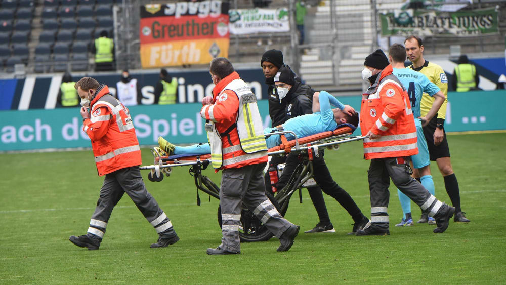 Sehr lange Pause vor der Brust? Fürths Marco Meyerhöfer muss schwer verletzt abtransportiert werden.