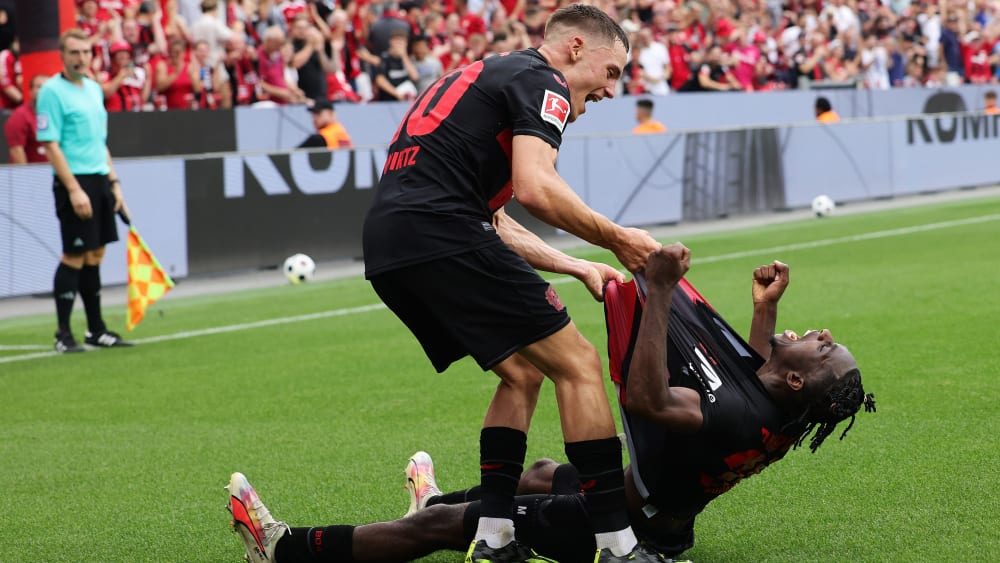 Protagonisten des Leverkuseners Sieg: Florian Wirtz (li.) und Jeremie Frimpong (re.) bejubeln das 3:2.