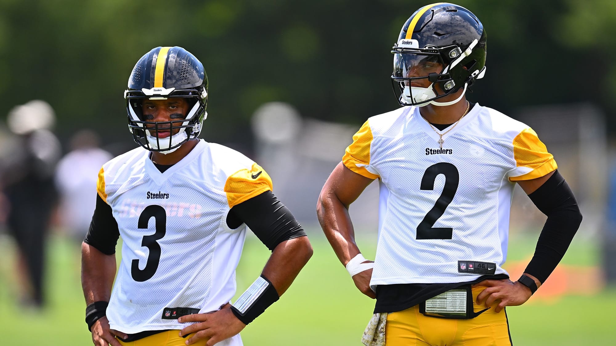 Russell Wilson (li.) und Justin Fields