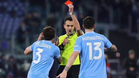 Gleich dreimal zückte Schiedsrichter Marco di Bello beim Spiel zwischen Lazio und Milan Rot - dreimal für Römer.