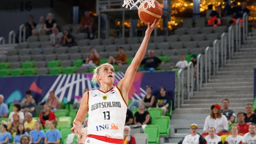 Steht mit den DBB-Frauen nach dem Sieg gegen die Slowakei im Viertelfinale der Basketball-EM: Leonie Fiebich.