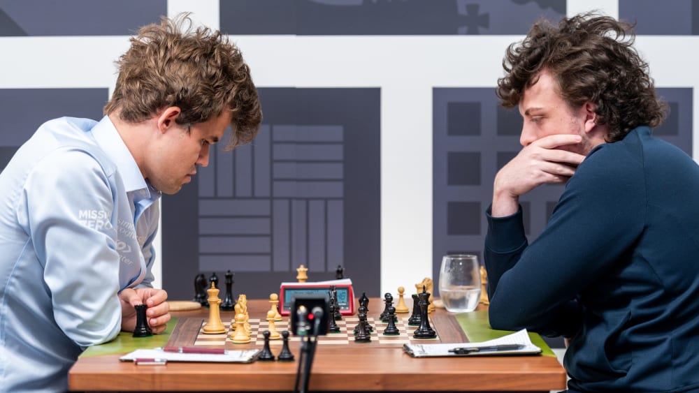 Die Vorwürfe verdichten sich: Schach-Weltmeister Magnus Carlsen (li.) wirft seinem Konkurrenten Hans Niemann (re.) Betrug vor.